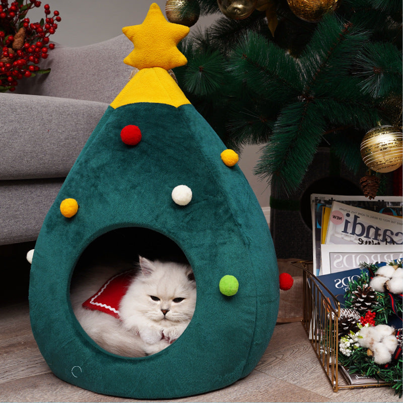 Chat couché dans le lit sapin près du sapin de Noël